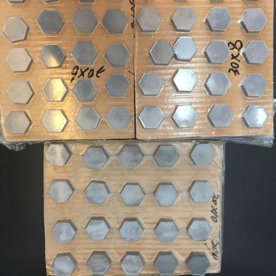 Gạch đạn đạo Boron Carbide với kích thước tùy chỉnh, mật độ 2,52g / cm3 và độ cứng 3000-3300 HV cho bảo vệ gốm cao cấp