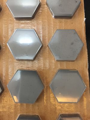 Lớp gạch gốm Silicon Carbide không áp suất SW50 mm Bàn giáp đạn đạo sáu góc với độ dày 9 mm