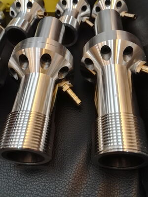 Boron Carbide Wet Blasting Nozzle với cổng tiêm nước tích hợp để giảm bụi lên đến 90% và độ cứng HRA 93+